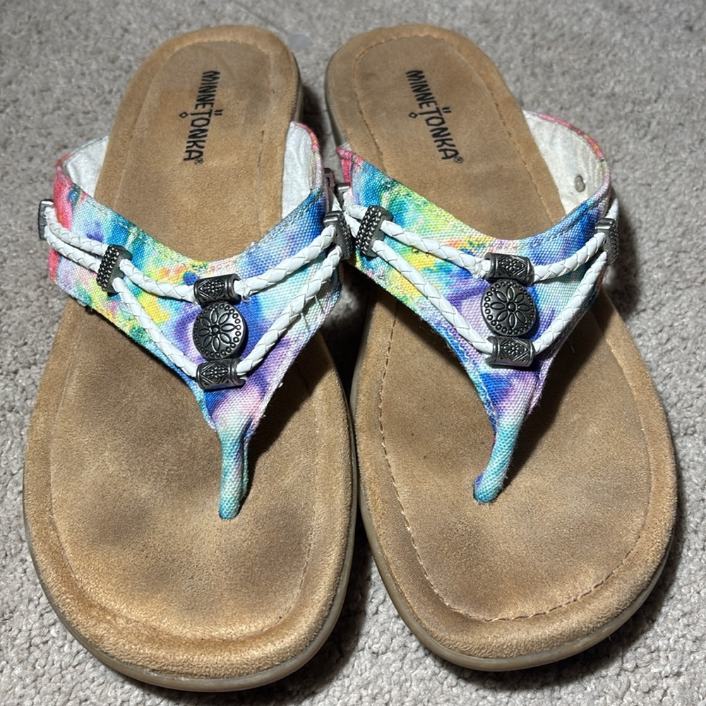 Minnetonka women’s 9 tie dye Multicolor thong Sandals bohemian hippie beach - Picture 2 of 7